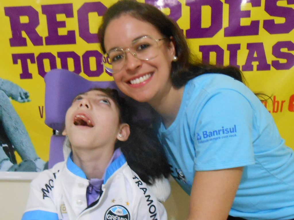 Milena faz tratamento no Educandário São João Batista. Seu desejo era ganhar uma camiseta oficial do Tricolor. Algo que foi possível com a colaboração da voluntária Fernanda Barcelos.