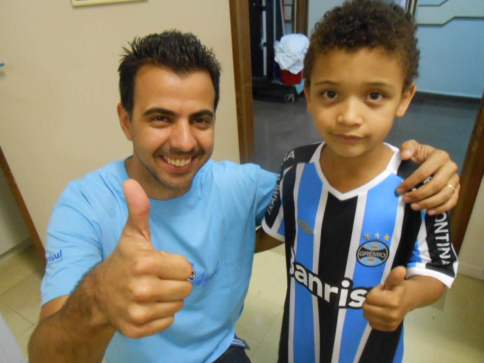 Olha o Adrian na foto todo alegre e orgulhoso vestindo a camiseta do Tricolor. O menino que faz tratamento no Instituto de Cardiologia esperava ansioso pela camiseta oficial e personalizada que ganhou do voluntário Lucas Uebel.