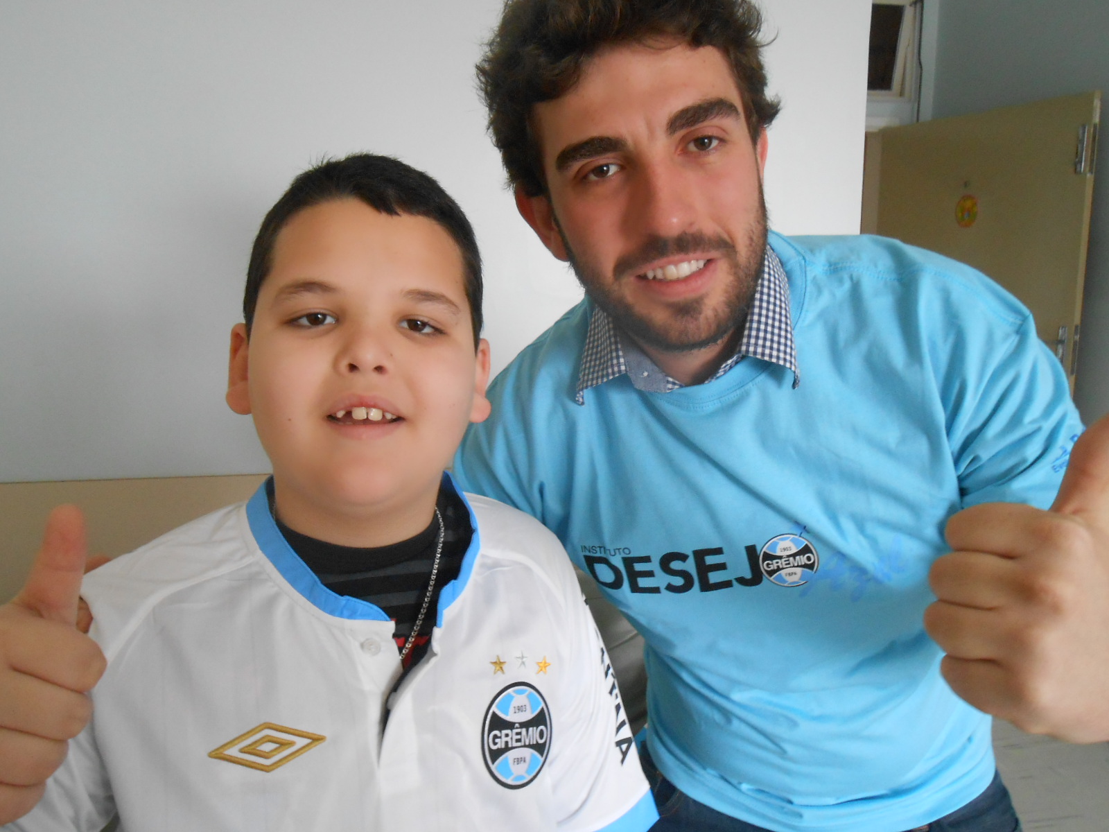 Guilherme estava radiante pois ganhou sua camiseta personalizada do seu xará , o voluntário José Guilherme Galperim. O menino que faz tratamento no Hospital de Clínicas estava acompanhado de sua mãe tão feliz quanto o filho pelo recebimento do presente azul.