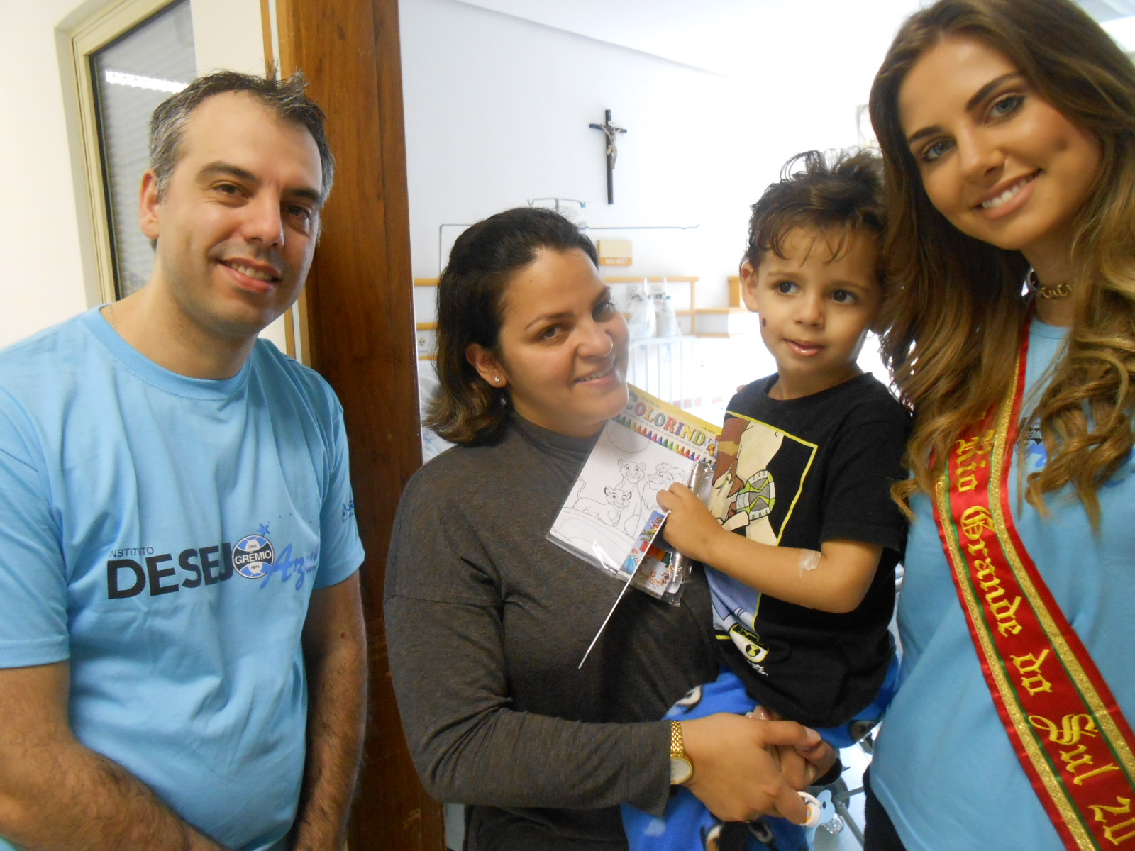 Foi com muita alegria, carinho, palavras de esperança , sorrisos e brindes que realizamos mais uma ação alusiva ao Dia da Criança no Hospital de Criança Santo Antonio. Participação especial dos voluntários Marthina Brandt, Marlon Moraes, Roger Canal e seu consulado de Novo Hamburgo e Carlos Totti.