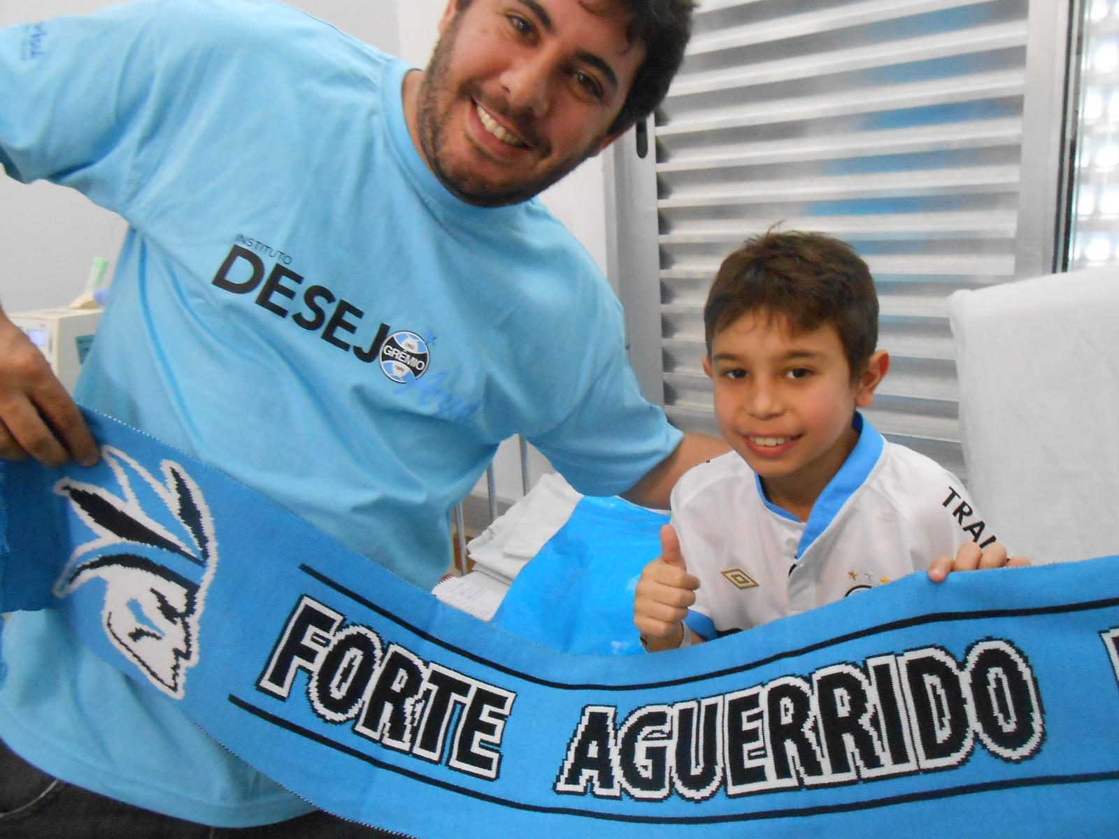 A manhã dá última quarta foi repleta de emoções no Hospital Conceição. Isso porque o voluntário Guilherme Drago entregou duas camisetas do Grêmio para duas crianças que fazem tratamento neste hospital. Primeiro foi a Sarah, depois o Luis Felipe. De quebra ambos ainda ganharam uma manta do voluntário.