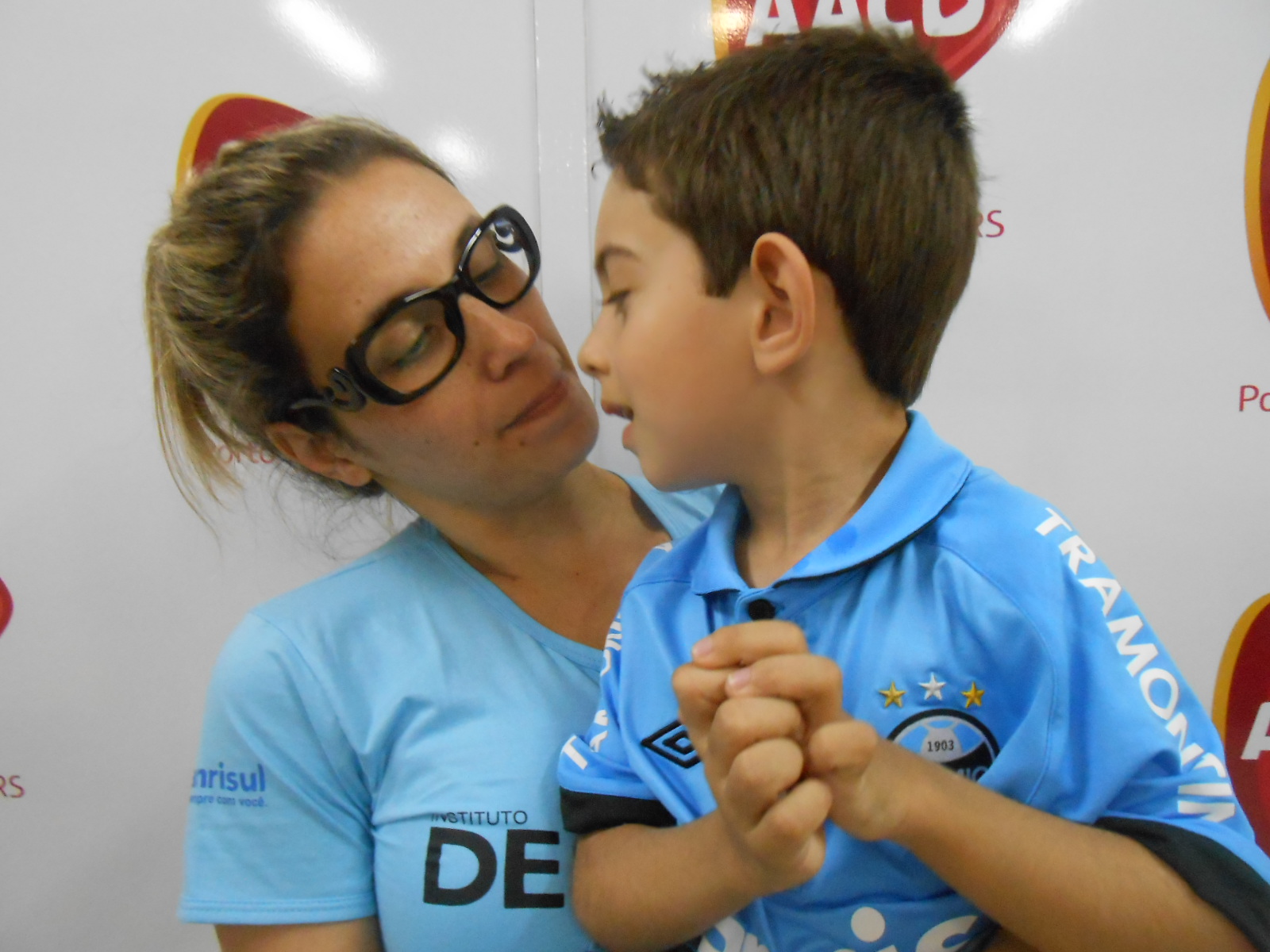 Guilherme faz tratamento na AACD. Na última sexta ele ganhou o que sempre queria. A camiseta oficial do Grêmio personalizada com seu nome. Tudo graças a colaboração da voluntária Juliana Machado.