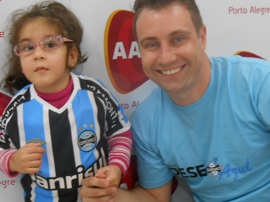 Isabelle faz tratamento na AACD. É a caçula gremista da familia. Seu desejo era ganhar uma camiseta do Grêmio, algo que foi possível com a colaboração do voluntário Marcos Witt.