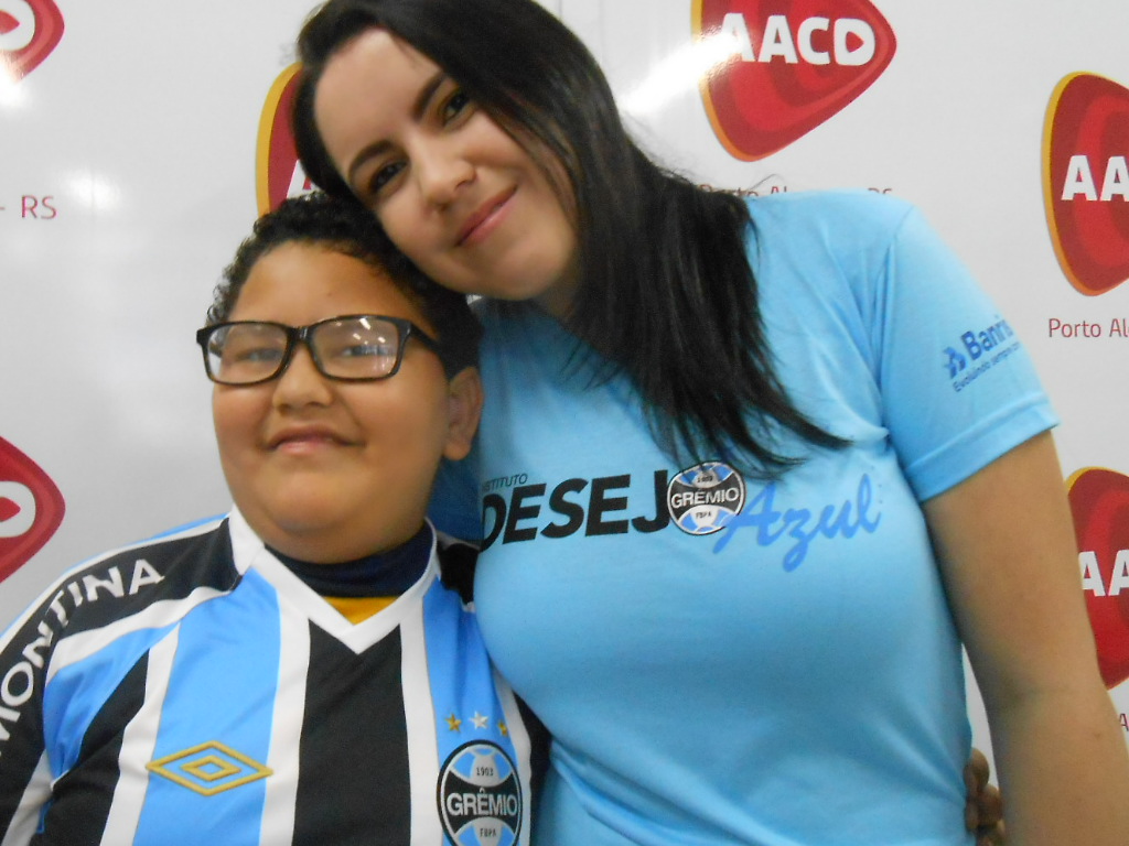 Olha ai quem ganhou sua camiseta do Grêmio ! Agora chegou a vez do Lucas que faz tratamento na AACD ter seu desejo atendido para a alegria de todos seus familiares que estavam presentes na ação. O presentão azul foi proporcionado pela voluntária Bruna Luz.