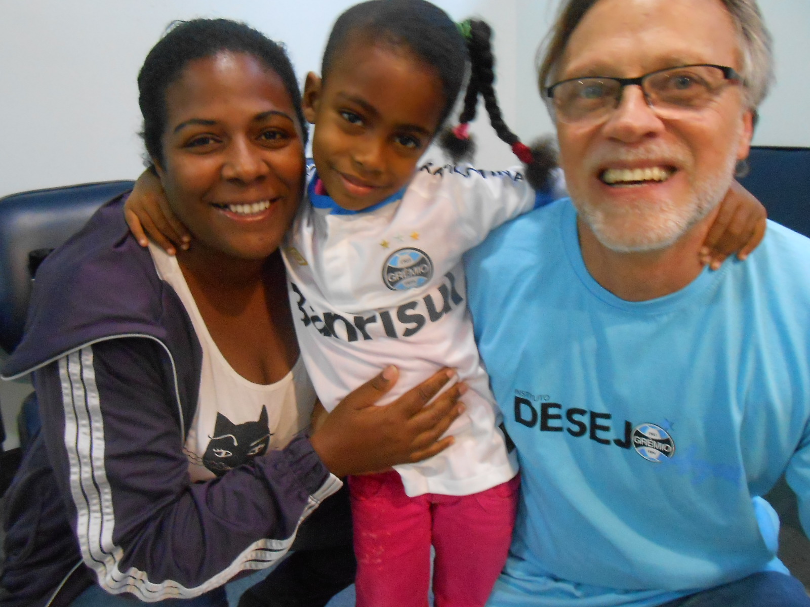 Com muita festa, sorrisos, abraços e alegria. Foi assim que a querida e doce gremista Nicolly esperava o voluntário Juarez Lampert para ganhar a tão desejada camiseta do Grêmiio. E é claro que a alegria contagiou a todos que presenciaram a entrega deste presente azul a menina.