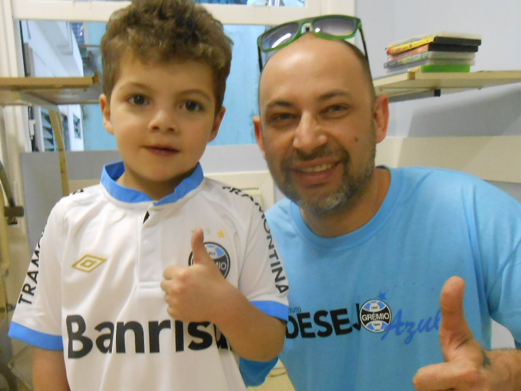 Endrew faz tratamento no Instituto de Cardilogia. Seu coração bateu mais forte quando o voluntário Sandro Bagé entregou a ele uma camiseta do Grêmio oficial personalizada com seu nome.