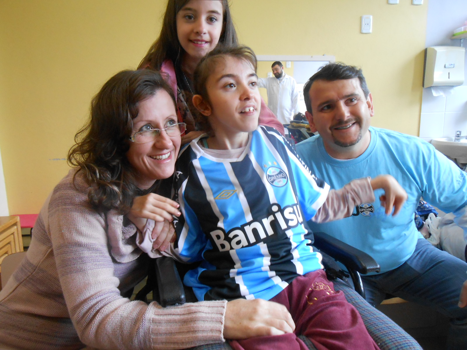 Vitória faz tratamento na Kinder. Seu nome faz jus ao que ela é, uma guerreira vitoriosa. Vitoriosa como a história do Grêmio, seu time do coração. A menina ganhou nesta semana a camiseta oficial do Grêmio personalizada com seu nome com a colaboração do voluntário Sandro Orgo.