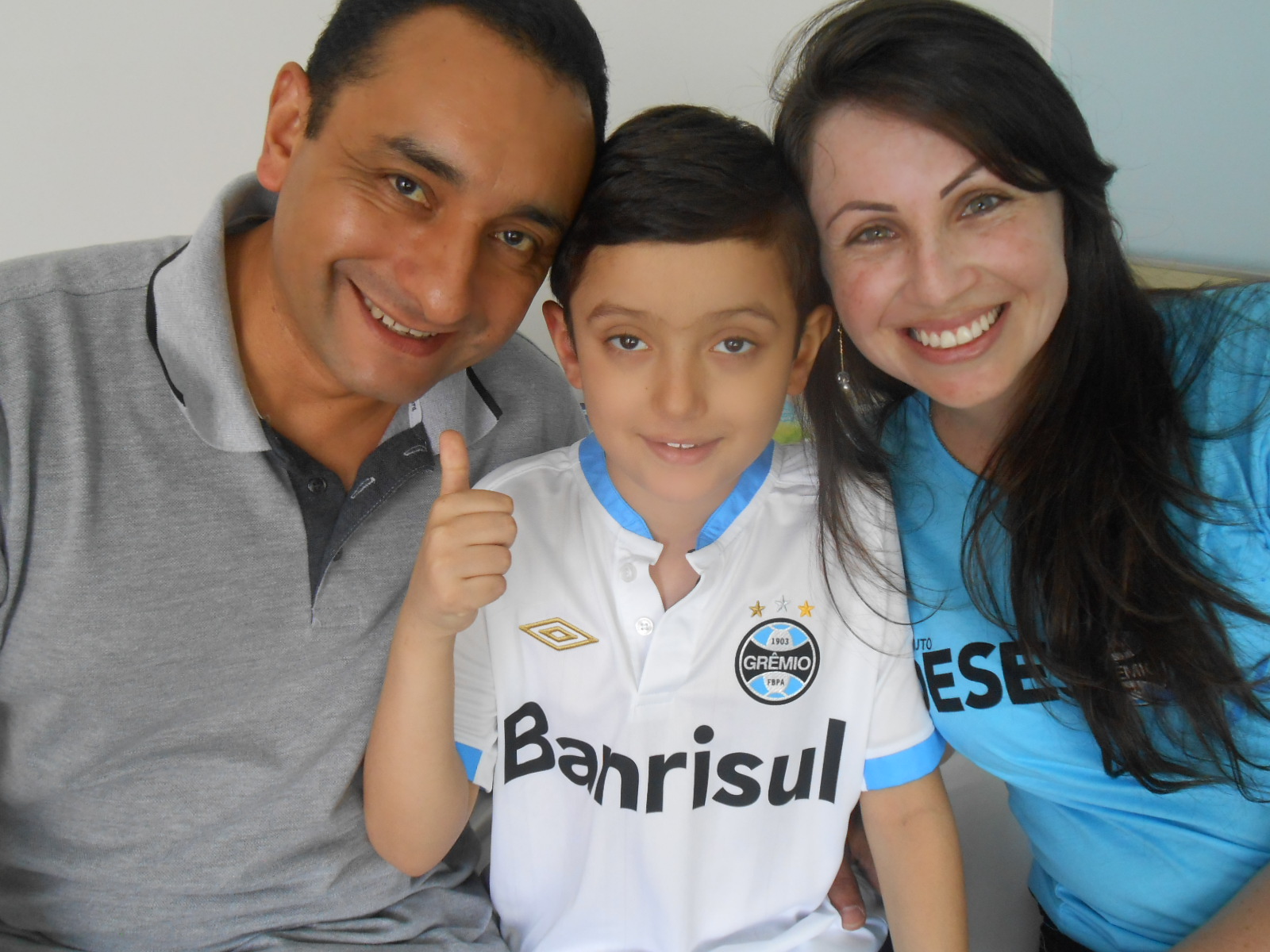 Gabriel está fazendo seu tratamento no Instituto de Cardiologia. Seu coração bate mais forte pelo Grêmio. Seu desejo era ganhar uma camiseta do Tricolor personalizada, algo que foi possível com a colaboração de voluntária Jéssica Ramos.