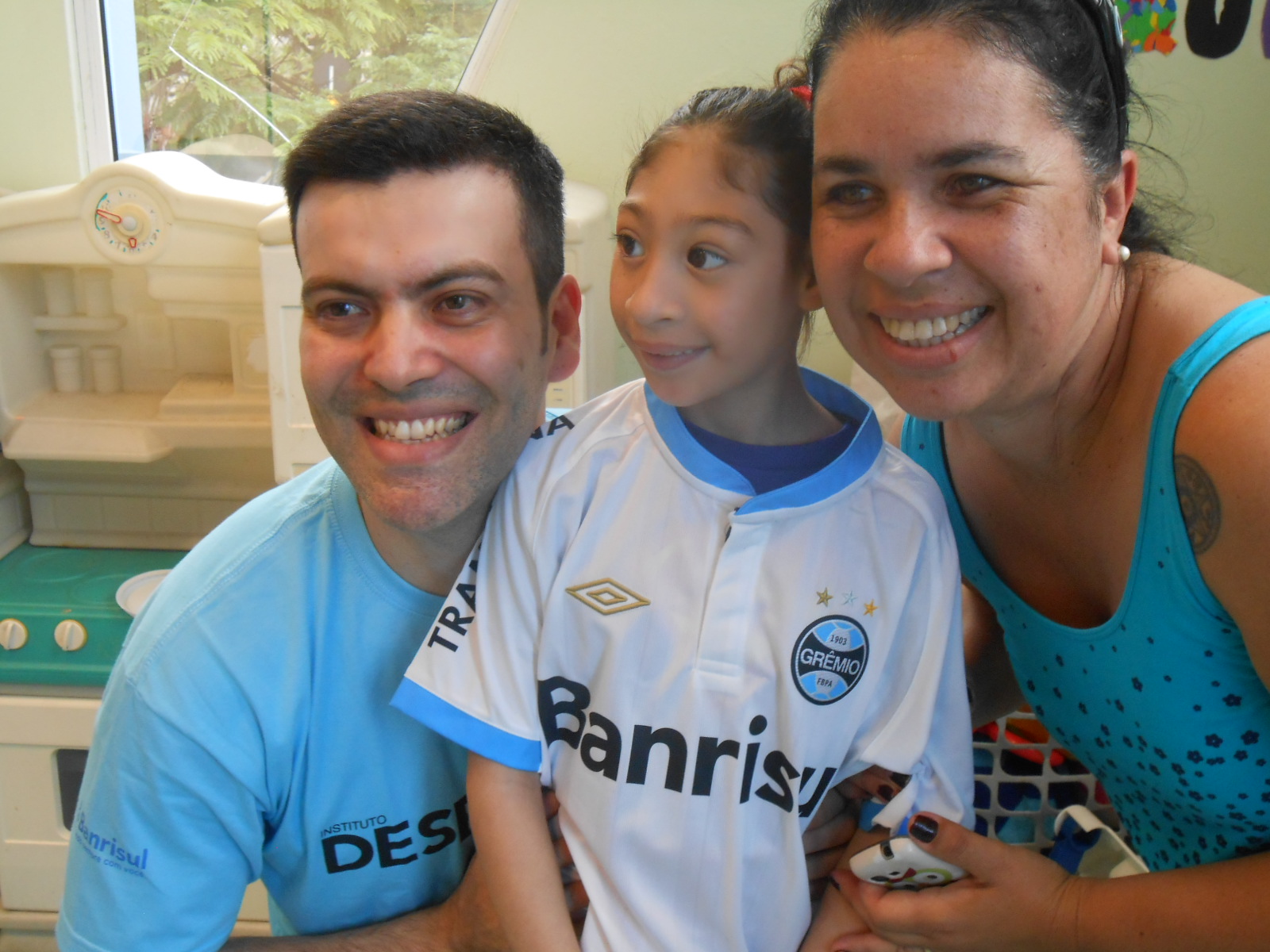 Sofia estuda na Kinder. É uma gremista cativante. Uma simpatia de menina. Seu desejo era ganhar uma camiseta do Grêmio. O seu pedido foi atendido com a colaboração do voluntário Juliano Lopes.