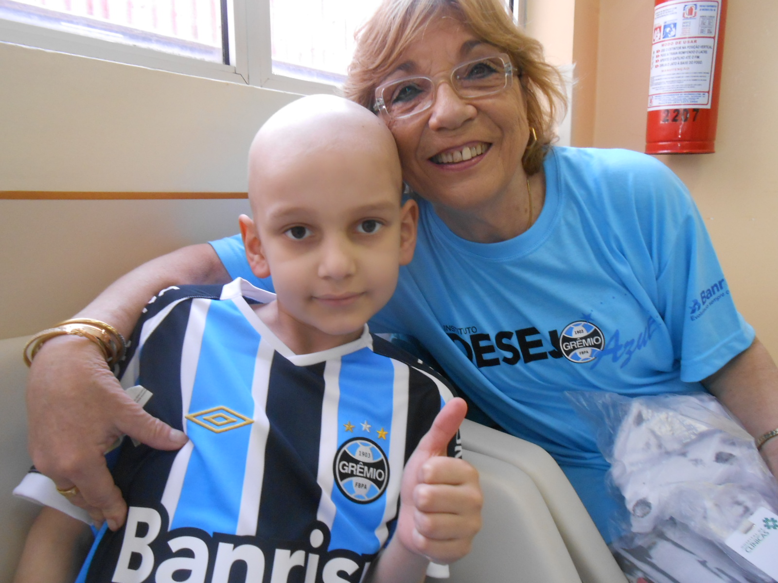 Lucas faz tratamento no Hospital de Clínicas . O menino que estava na companhia de seu avô mora em Feliz e veio fazer uma consulta médica. Seu desejo era ganhar uma camiseta personalizada do Grêmio. Ganhou além disso da voluntária Carmem de Marsillac Motta muitos outros presentes. Força e fé Lucas.