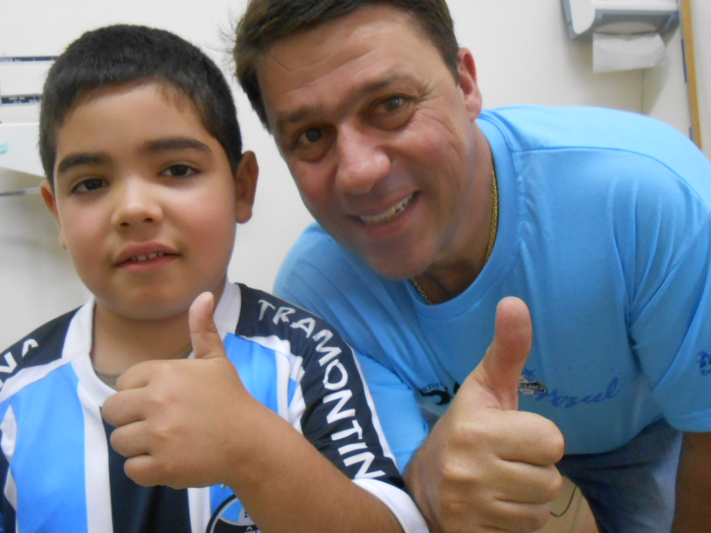 Olha ai o Luis Felipe todo orgulhoso vestindo a camiseta Tricolor. O menino que tem nome de campeão faz tratamento na AACD e ganhou este presentão azul do voluntário Marcelo Rospide.