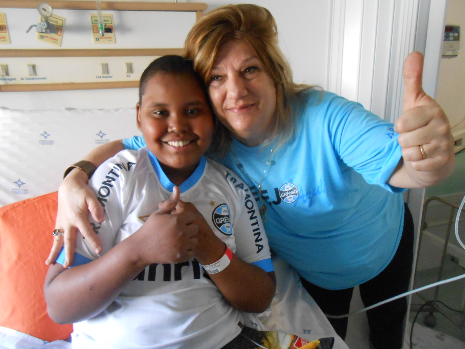 Adriano faz tratamento no Hospital da Criança Santo Antonio. Assim como o Grêmio que chegou na Libertadores de 2016 Adriano também atingiu seus objetivos e está no final do seu tratamento. Adriano ganhou sua camiseta do Grêmio da voluntária Maria Elisabeth de Noronha Dantas