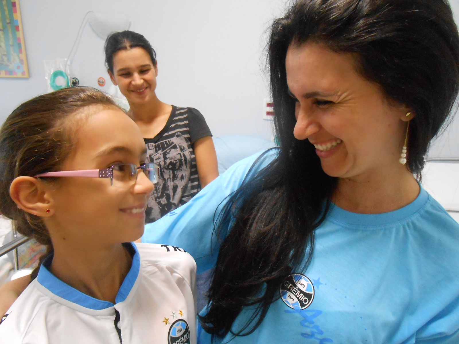 Andressa está fazendo seu tratamento no Instituto de Cardiologia. Essa menina além de doce, querida e linda ainda é gremista e tinha um desejo, ganhar sua camiseta do Tricolor. Desejo que foi possível graças a voluntária Tatiana Souza.