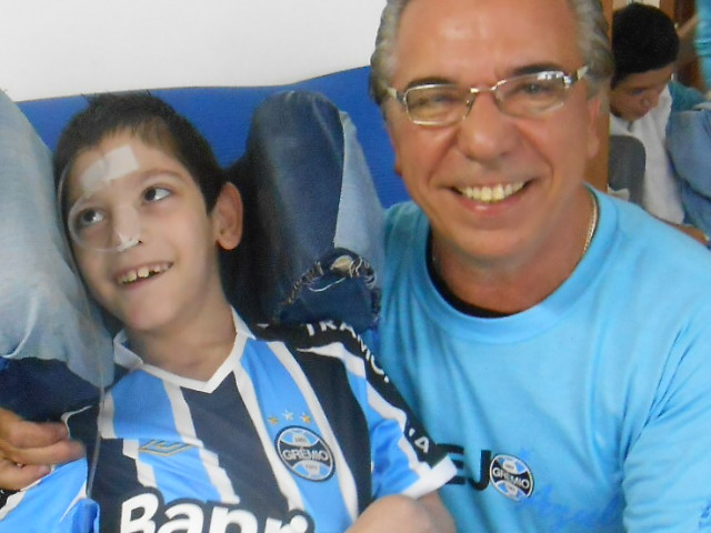 Murilo faz tratamento na Casa do Menino Jesus de Praga. Como bom gremistão que é estava eufórico e não parou um minuto ao receber a camiseta personalizada do Grêmio do voluntário Fernando Guimarães.