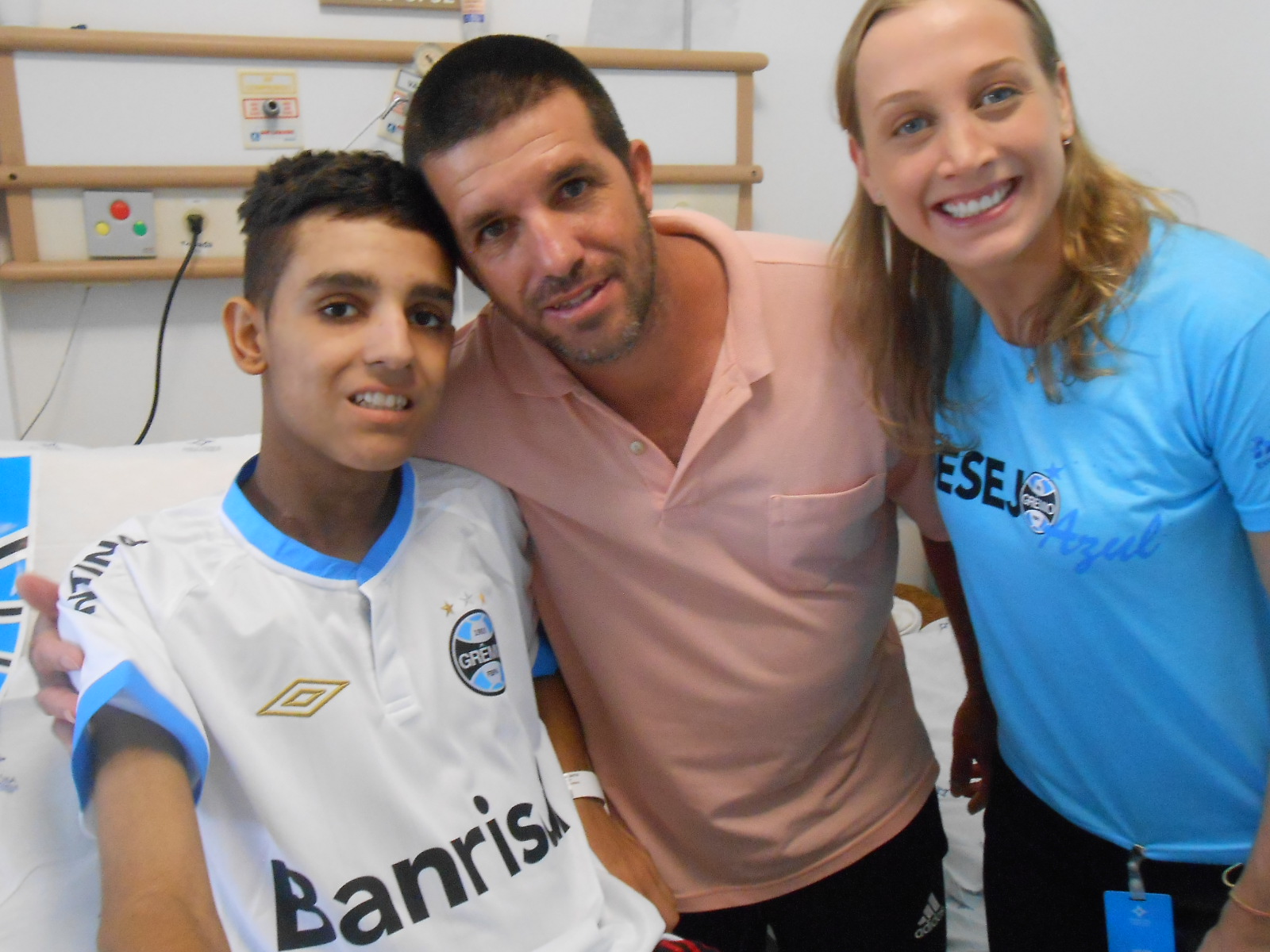 Ismael é um guerreiro, um bravo. Assim como o Grêmio seu time do coração luta até o último minuto para vencer. Ismael estava entusiasmado e vibrou muito com a camiseta do Tricolor personalizada com seu nome que ganhou da voluntária Rafaela Lampert.