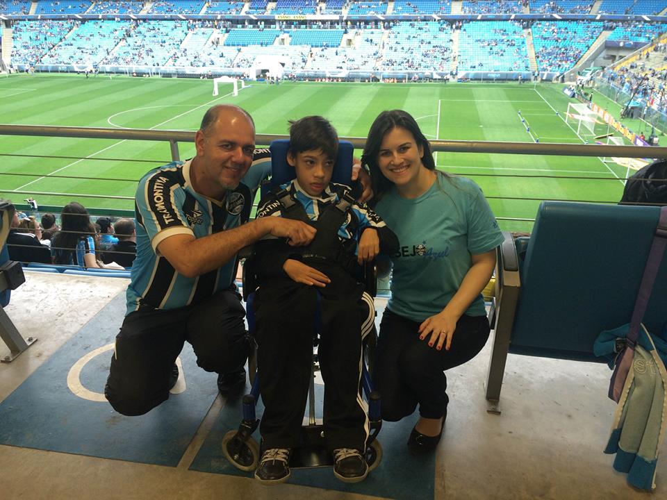 Foi uma tarde especial para o Leonardo. Pela primeira vez ele foi ver o seu Grêmio jogar na Arena. E começou bem com uma grande vitória sobre o Flamengo. A ação contou com a colaboração da voluntária Michele Klauck.