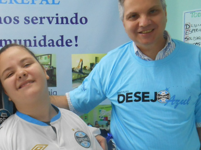 Duda como é mais conhecida a Eduarda teve uma tarde toda de festa azul ontem à tarde. Celebrando o primeiro ano de parceria entre CEREPAL e Desejo Azul ela foi a escolhida para ganhar seu manto tricolor. E o voluntário que colaborou decisivamente nesta ação foi Irany Sant Anna Júnior.