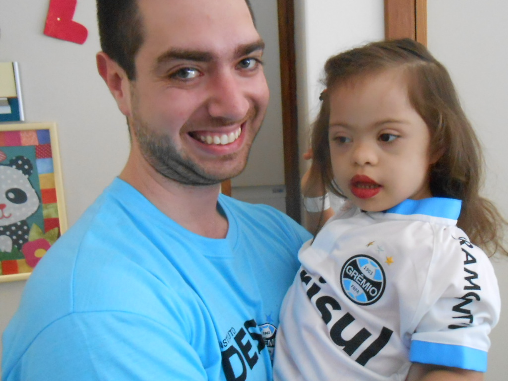 Francinny faz tratamento no Instituto de Cardiologia. Vaidosa estava esperando o Desejo Azul toda arrumadinha, inclusive de batom. E toda essa alegria porque ela esperava a camiseta do Grêmio que ganhou do voluntário Raphael Gondar.