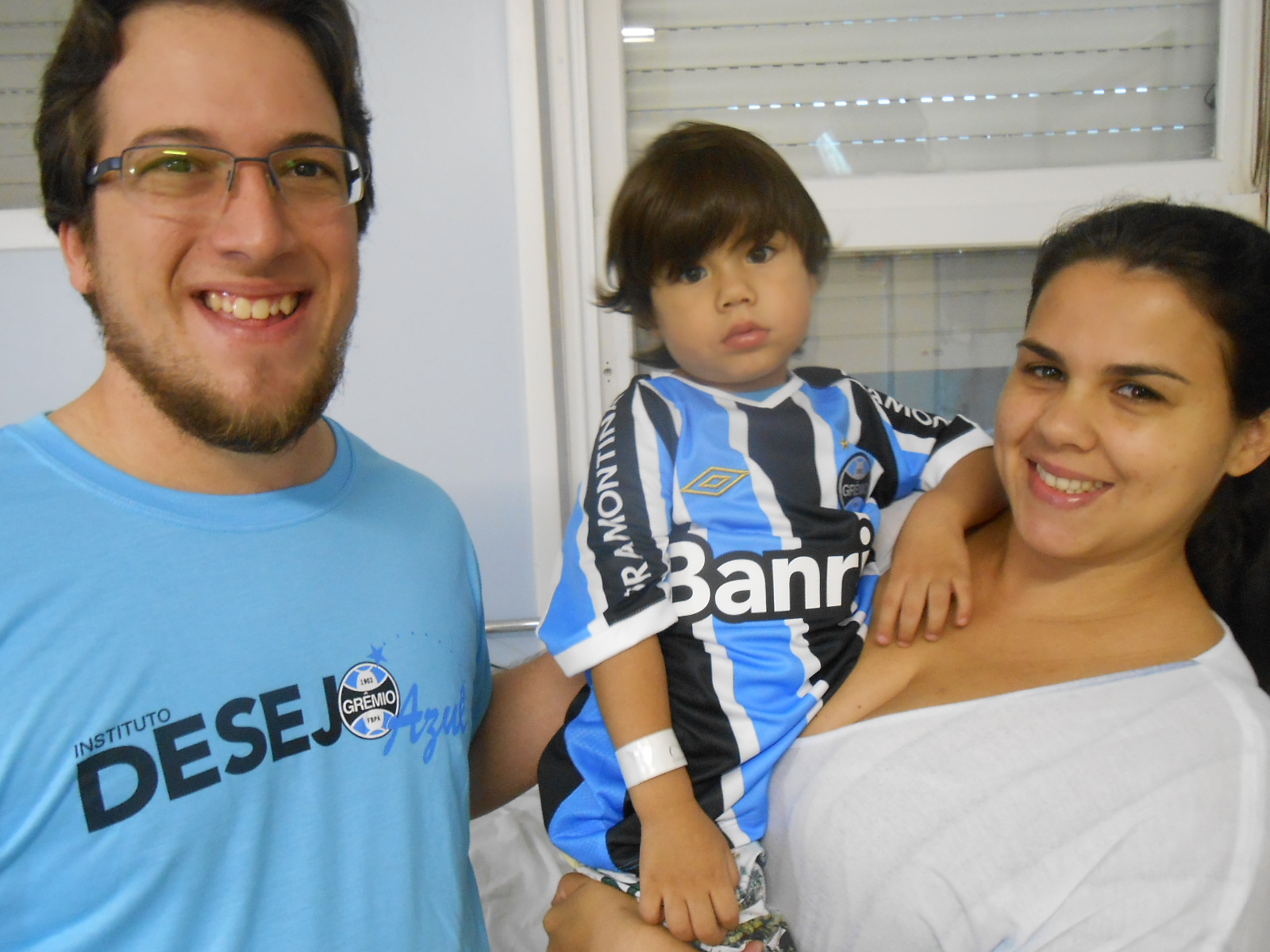 Pietro é um querido e doce menino que faz tratamento no Instituto de Cardiologia. Esse grande gremista de apenas três anos está no final do seu tratamento e o seu desejo era ganhar uma camiseta oficial do seu tricolor personalizada com seu nome, o que foi possível com a colaboração do voluntário Rodrigo Fatturi.