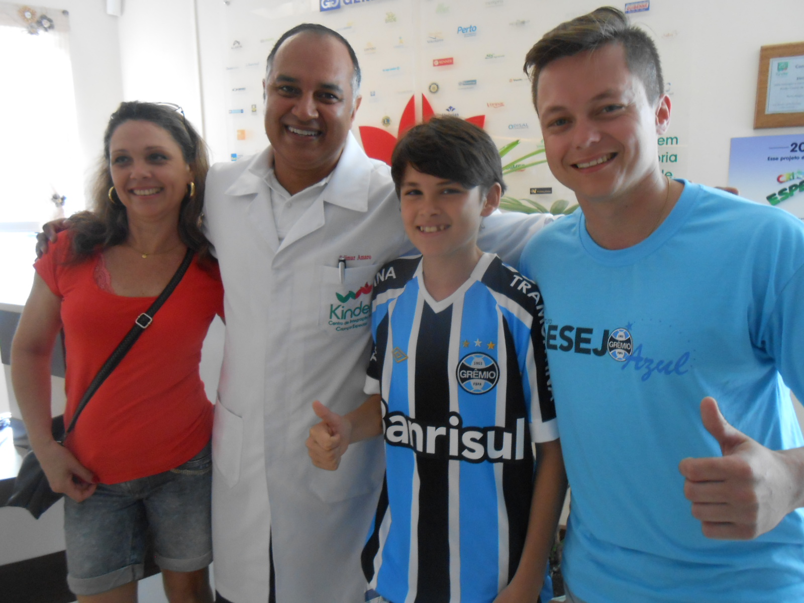 Thomas faz tratamento na Kinder. Seu grande sonho é conhecer a Arena o que ele fará na próxima quinta . E agora conhecerá o grande estádio tricolor vestindo a camiseta personalizada que ganhou dos voluntários Filipe Moro e Guilherme Drago.