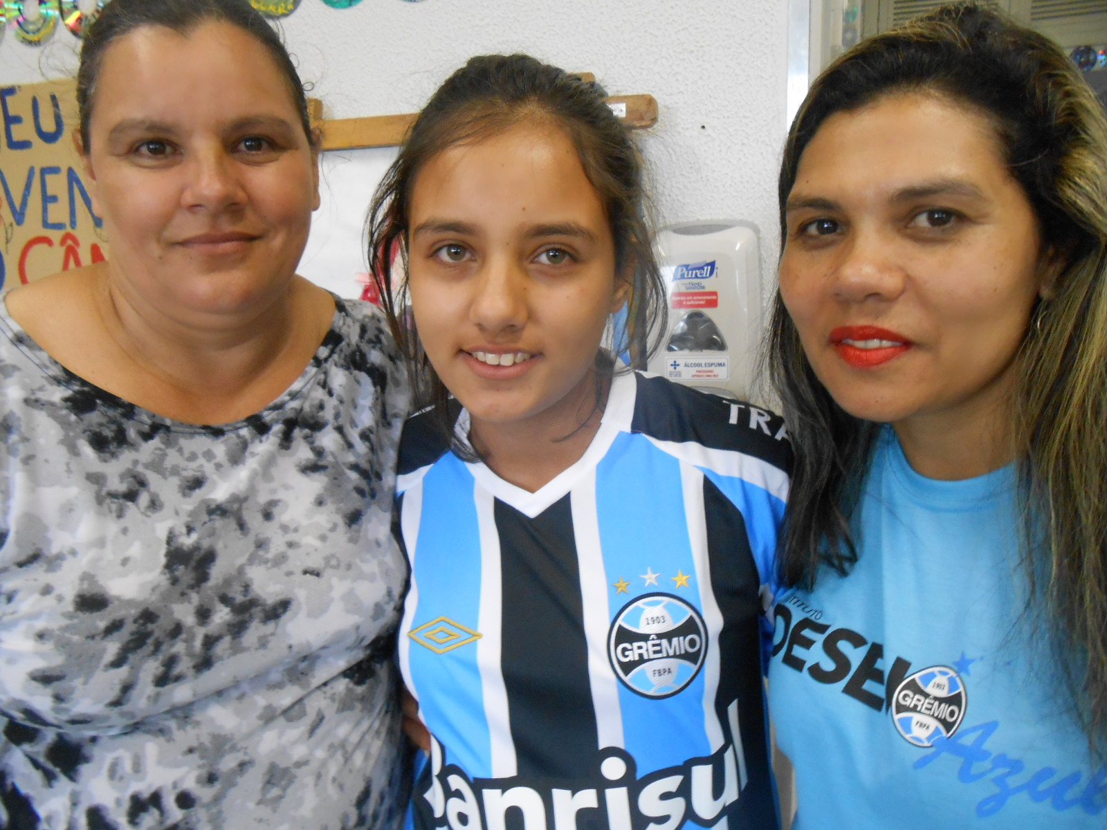 Riane faz tratamento no Hospital São Lucas da PUC. Seu grande desejo de Natal era ganhar uma camiseta oficial do Grêmio com seu nome. E com a colaboraçao da voluntária Rosane Zanuni e Natal da menina foi totalmente azul. Feliz Natal com muita saude Riane.