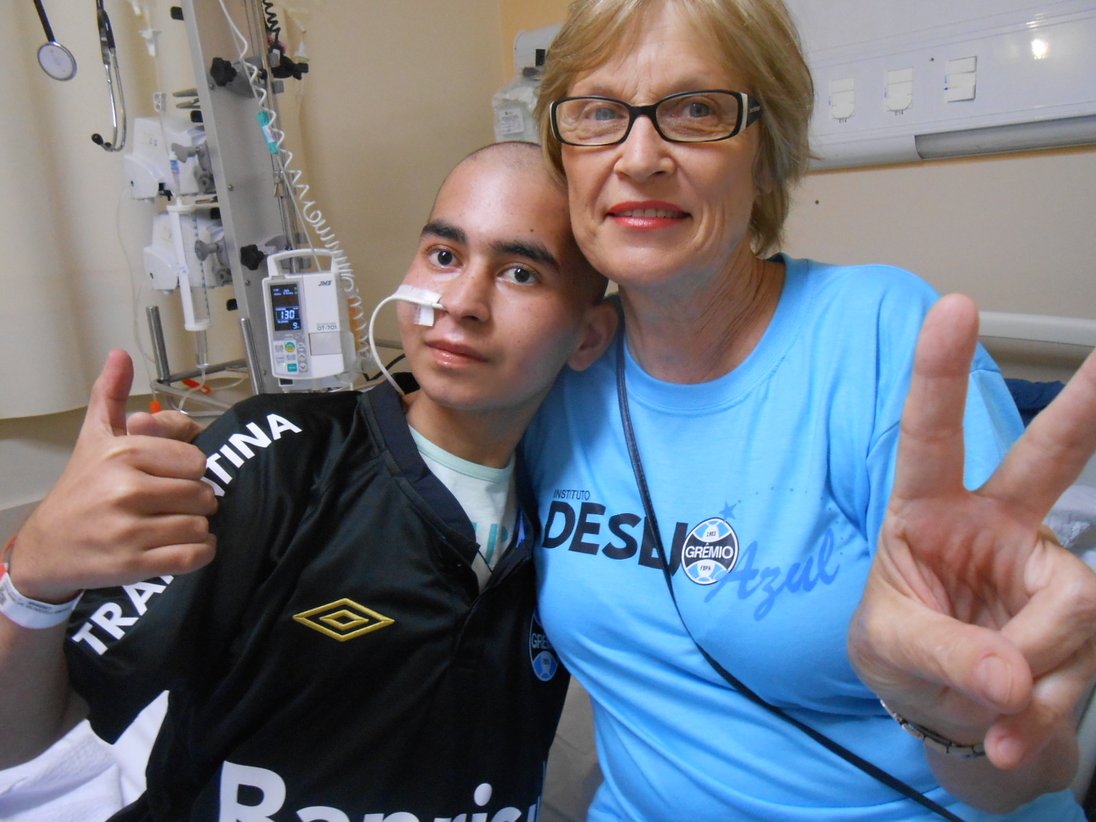 Adílson faz tratamento no Hospital de Clínicas. O menino sempre jogou no gol por isso queria uma camiseta de goleiro. E com a colaboração da voluntária Sandra Hrabowy da Silva levamos para Adílson a camiseta modelo Marcelo Grohe. Força Adílson!