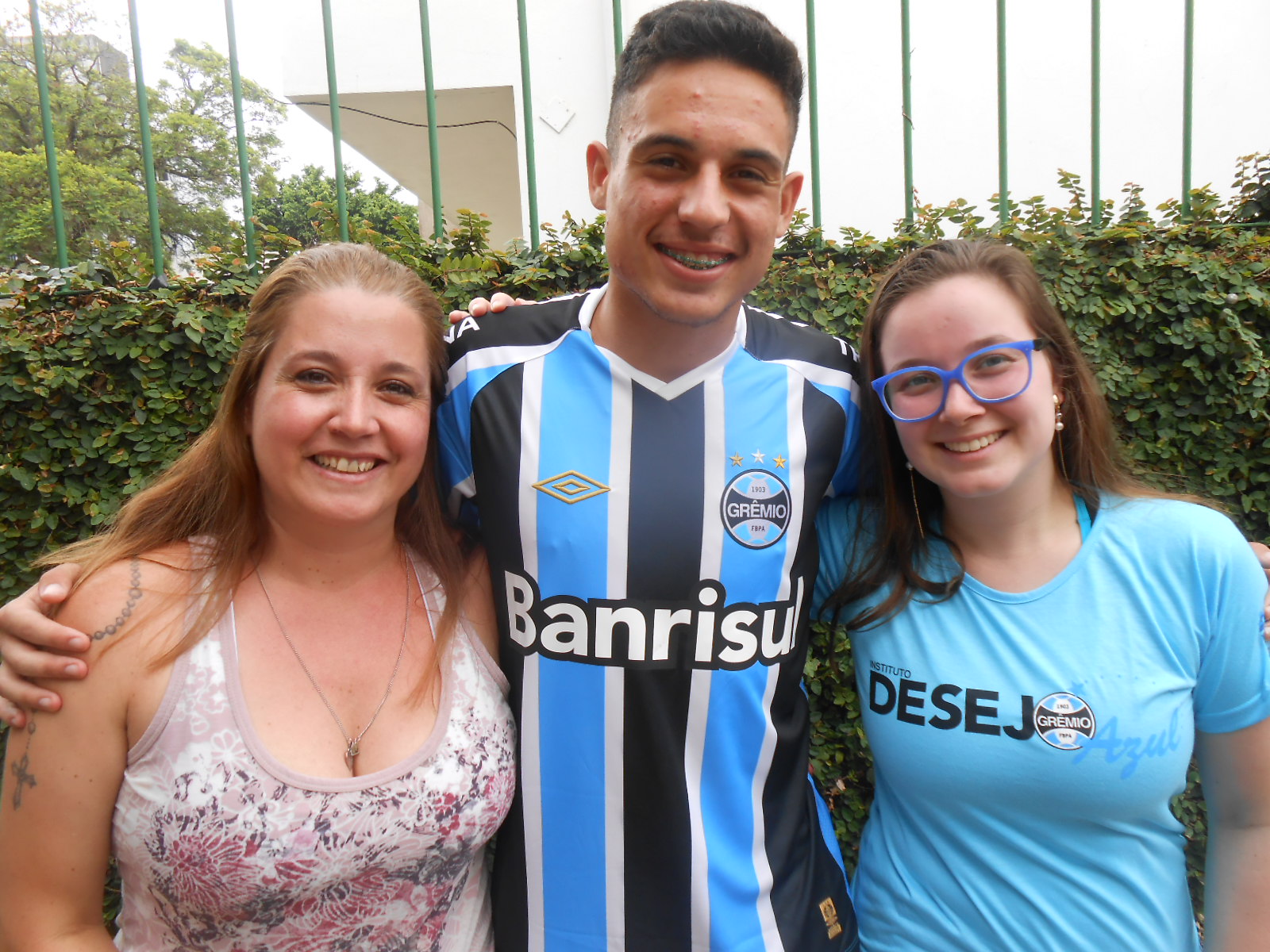 Italo está fazendo seu tratamento em casa. Vai ao hospital somente para realizar consultas de rotina. Está muito feliz porque sua enfermidade chegou ao fim e porque também recebeu da voluntária Andressa Klemberg a sua camiseta oficial do Tricolor, um grande presentão de Natal.