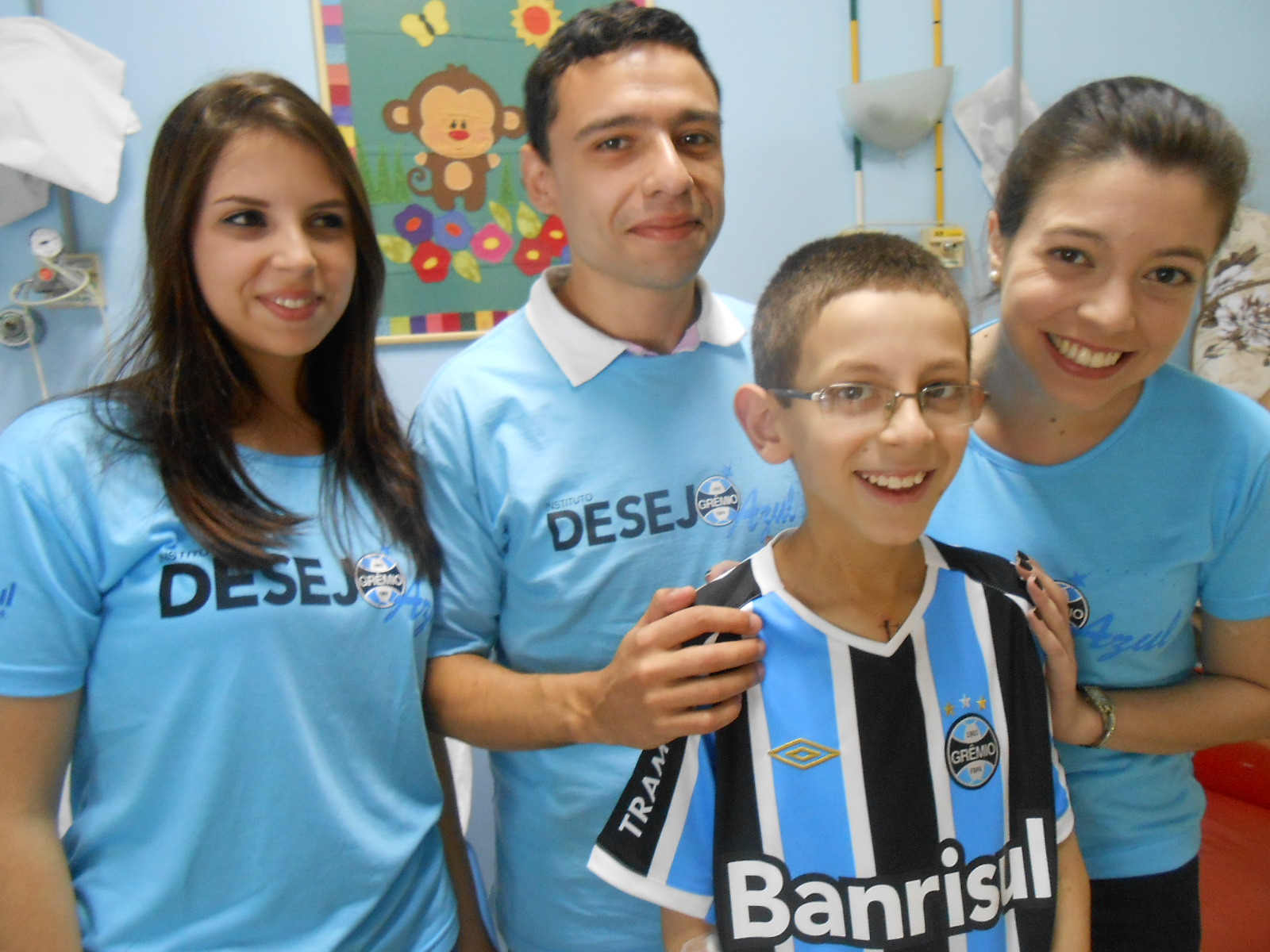 Pedro faz tratamento no Instituto de Cardiologia. Não via a hora de receber seu grande desejo, uma camiseta oficial personalizada com seu nome. Desejo este que foi possível com a colaboração dos voluntários Anajulia Piccoli, Ester Fischborn e Luis Otávio Rodrigues.