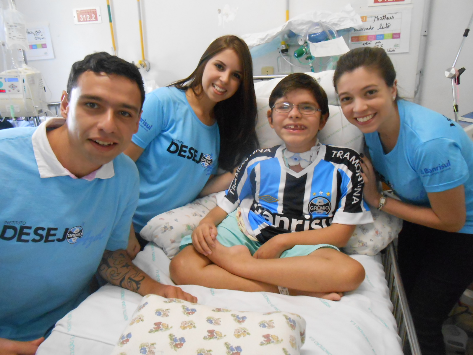 Mateus faz tratamento no Hospital Conceição. Seu desejo era ganhar o manto sagrado gremista personalizado com seu nome. E isso foi possível graças aos voluntários Anajulia Piccoli, Luis Otávio Rodrigues e Esther Fischborn.