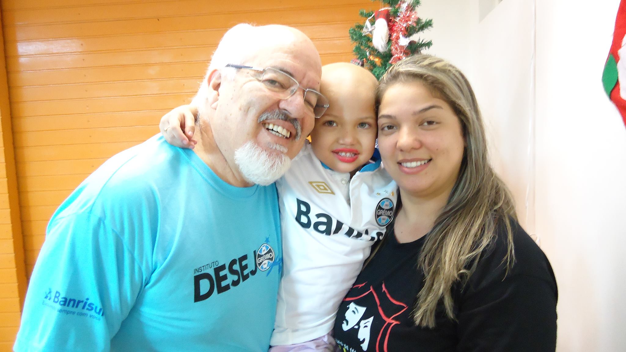 Jhulia faz tratamento na Turma do Ique em Santa Maria. É uma linda batalhadora e guerreira gremista. Seu desejo de ganhar uma camiseta do Grêmio foi possível graças ao voluntário Gilnei Lopes.