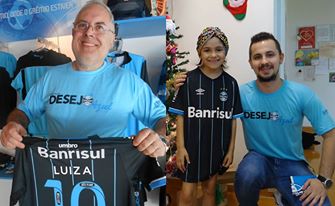  De Porto Alegre o voluntário Glênio Costa de Mello enviou a camiseta Tricolor para Santa Maria. O primeiro a receber foi o voluntário Pedro Raul Schorn que tratou de levar em mãos para a Luiza que faz tratamento na Turma do Ique. Uma corrente totalmente azul para a querida Luiza. Glenio Costa de Mellou