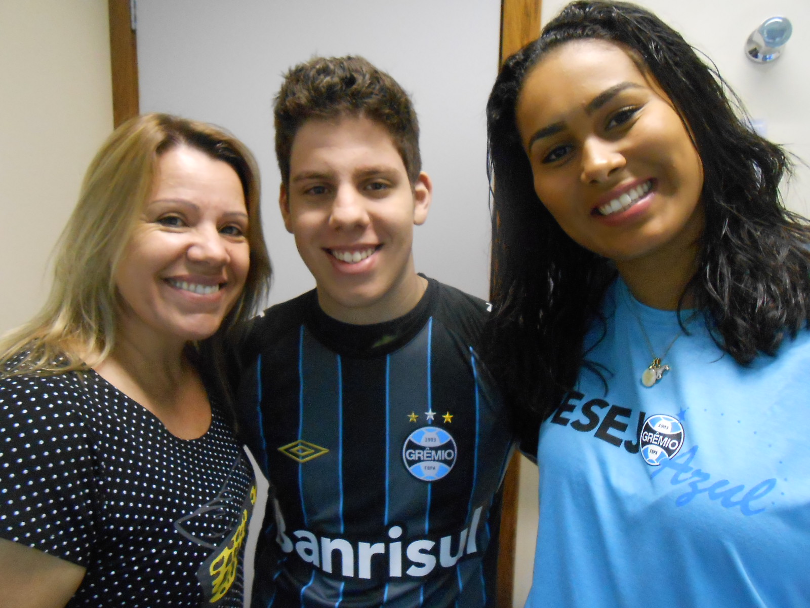 Bruno está muito feliz afinal está no final do seu tratamento no Instituto de Cardiologia. E para comemorar a vida nada melhor que unir paixao e esperança . Por isso Bruno ganhou sua camiseta do Marcelo Grohe da voluntária Tamy Gomes.