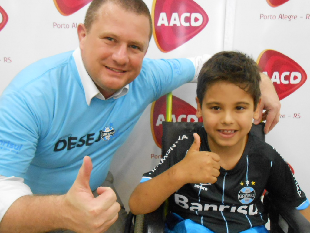 João Pedro faz tratamento na AACA. Seu desejo era ganhar uma camiseta preta do seu time do coração. E este gremistão que não perde um jogo e sabe tudo de Grêmio teve seu desejo atendido com a colaboração do voluntário Jeferson Thomas.