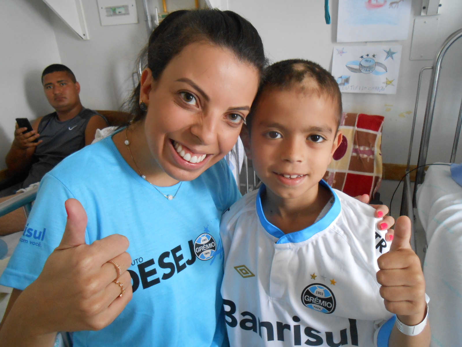 Lian faz tratamento no Hospital da Criança Conceição. É um gremistão de fé e coragem. Um bravo lutador. E vai vencer essa batalha. Seu desejo de ganhar uma camiseta do Grêmio personalizada com seu nome foi possivel com a colaboração da voluntária Mariela Mendes.