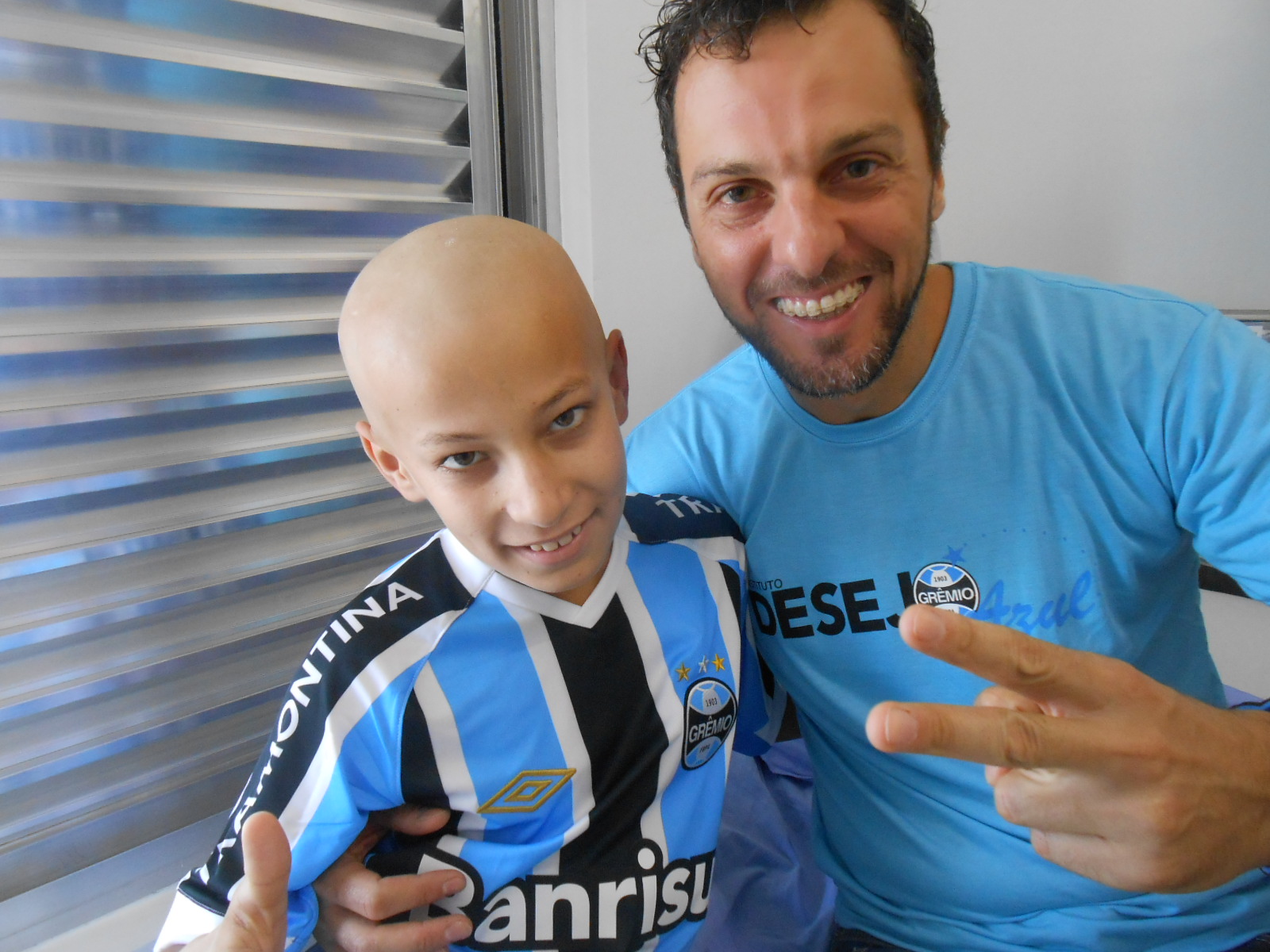 Jéferson faz tratamento no Hospital Conceição. Estava ansioso para receber a camiseta nova do seu Grêmio personalizada com seu nome. que ganhou do voluntário Alessander Bellaver. Força e fé Jéferson!