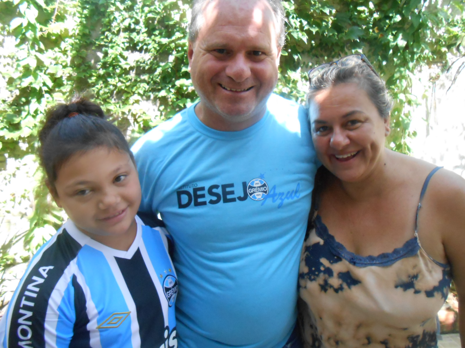 Marcela faz tratamento no Instituto Pestalozzi em Canoas . Há muito tempo desejava uma camiseta oficial do Grêmio, o time do seu coração e de quase toda sua familia. E com a colaboração do voluntário Roberto Costa levamos até a casa da menina este presentão azul .