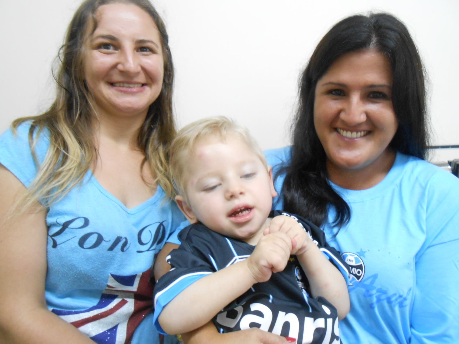 Victor faz tratamento na AACD. Tem três anos e já é um gremistão assim como toda sua familia. E no embalo do Carnaval Victor vestiu a camiseta tricolor personalizada com seu nome que ganhou da voluntária Andramara Marques.