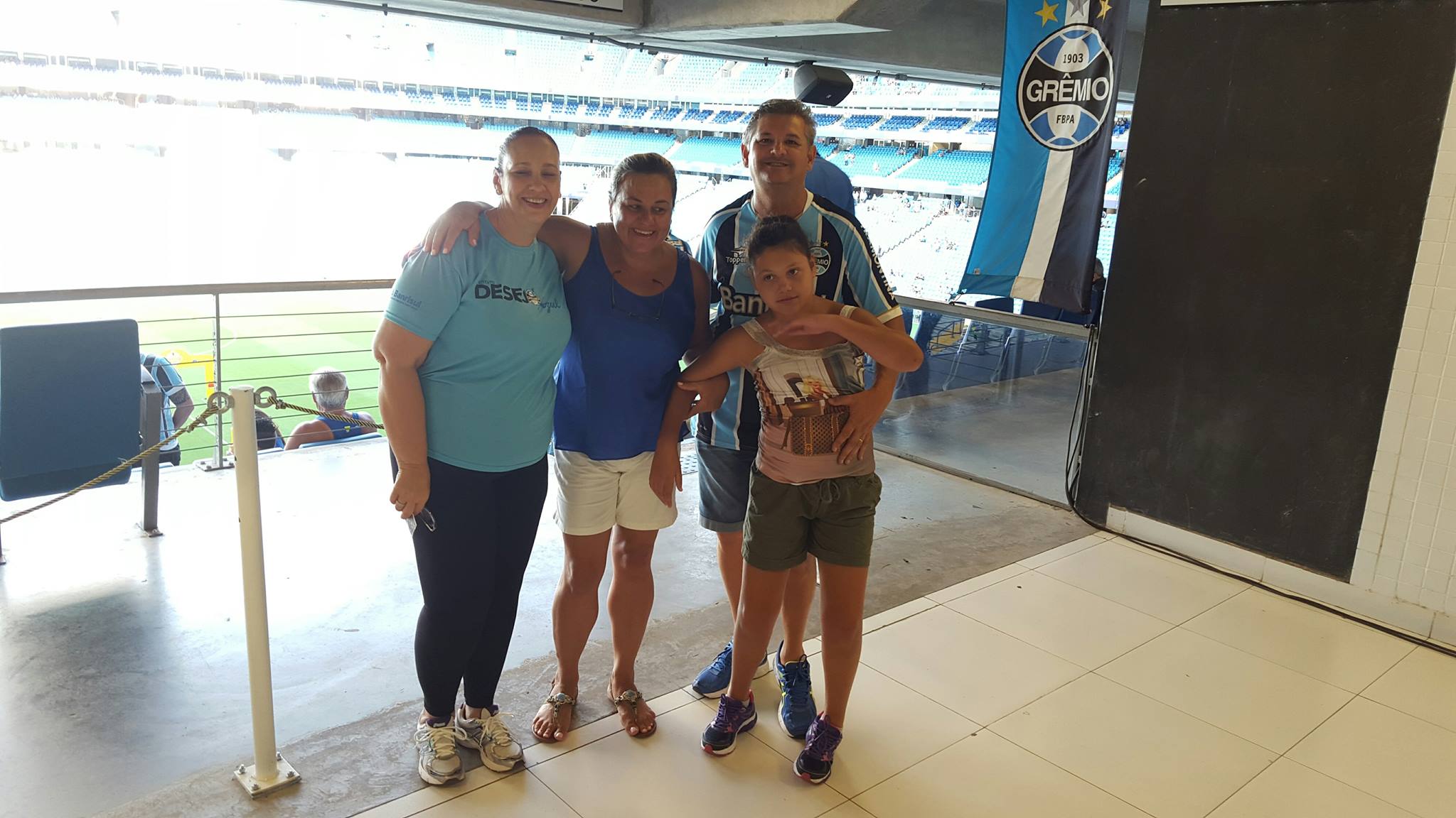 Marcela tinha um sonho, conhecer de perto a Arena e ver seu time do coração jogar. E este dia chegou para a alegria dela e de seus pais. Neste último domingo Marcela foi ver a vitória do Tricolor por 1 x 0 frente ao Novo Hamburgo pelo campeonato Gaúcho. Tudo isso graças a voluntária Susana Hubert.