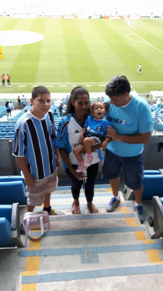 Isabele tem três aninhos. Nunca tinha ido a um jogo do Grêmio na Arena, assim como toda sua família. E com a colaboração do voluntário Antônio Minervino, Marcela foi ver de perto a vitória do Tricolor contra o Glória por 4 x 2.