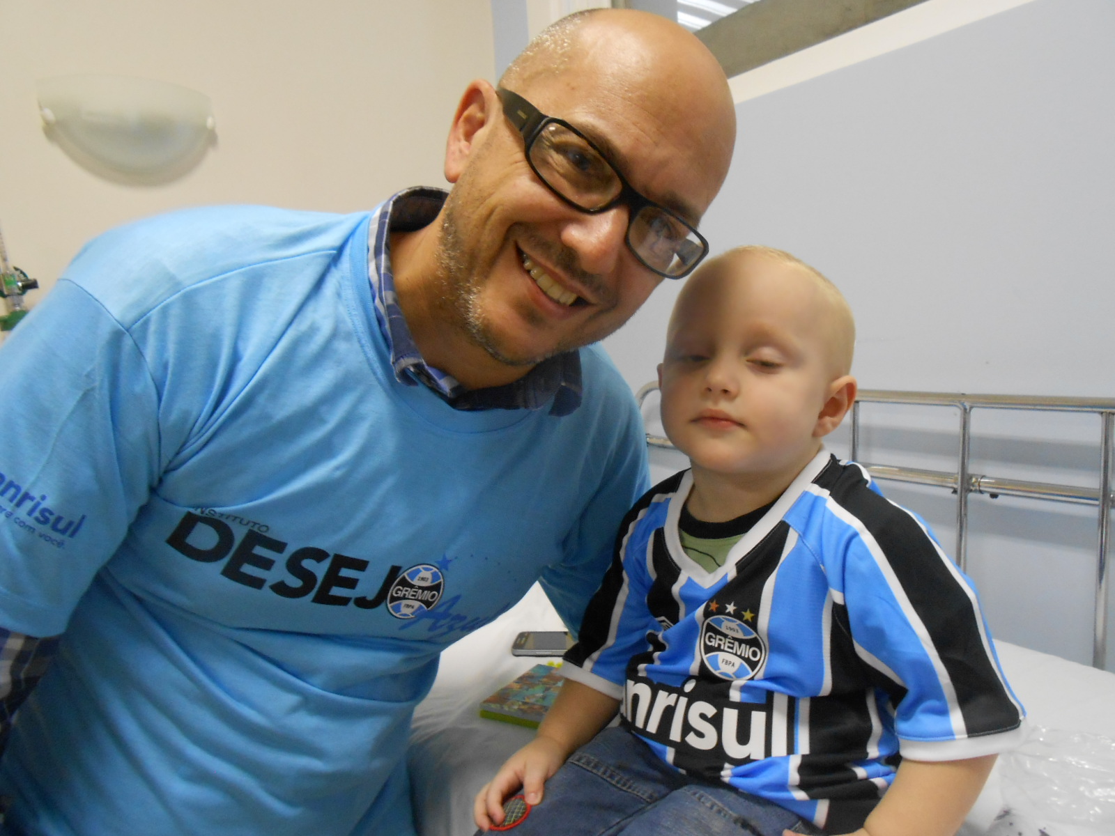 Andrei tem três aninhos e faz tratamento no Instituto de Cardiologia. Um gremista guerreiro como todos. Assim como o seu Grêmio que busca o resultado até o final. Andrei ganhou a camiseta oficial do Grêmio personalizada com seu nome do voluntário César Cidade Dias.