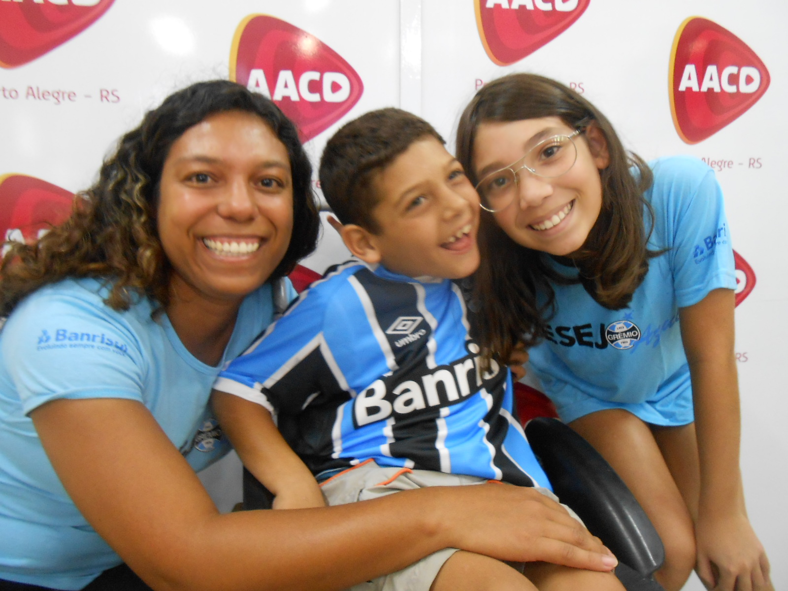 Pedro Henrique faz tratamento na AACD. É mais um gremista guerreiro que veste a camiseta tricolor para vibrar com as vitórias do Imortal. O menino ganhou a camiseta oficial personalizada com seu nome com a colaboração das voluntária Alice Guedes e sua filha Clarisse.