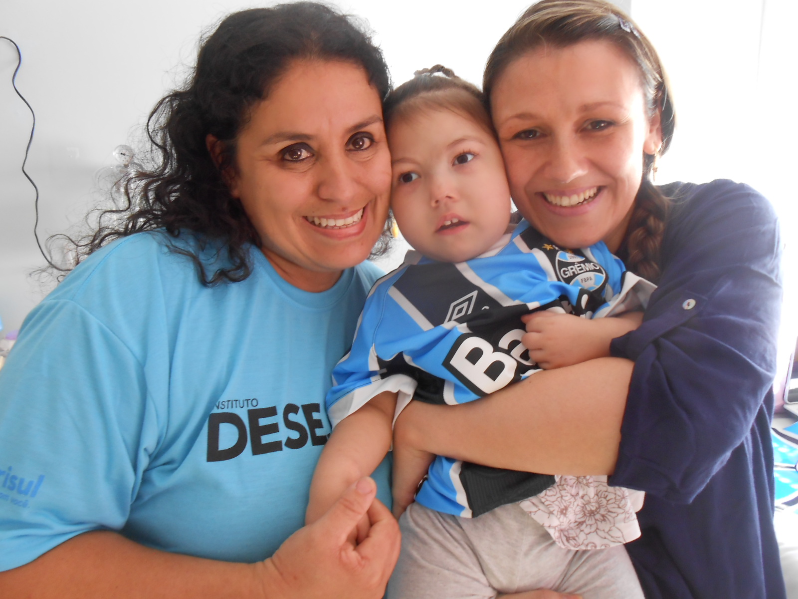 .Maria Eduarda, a Duda faz tratamento no Instituto de Cardiologia. Tendo acompanhamento permanente da sua dedicada e querida mãe Duda desejava uma camiseta do Grêmio , algo que foi possível graças a voluntária Ester Abrahão.
