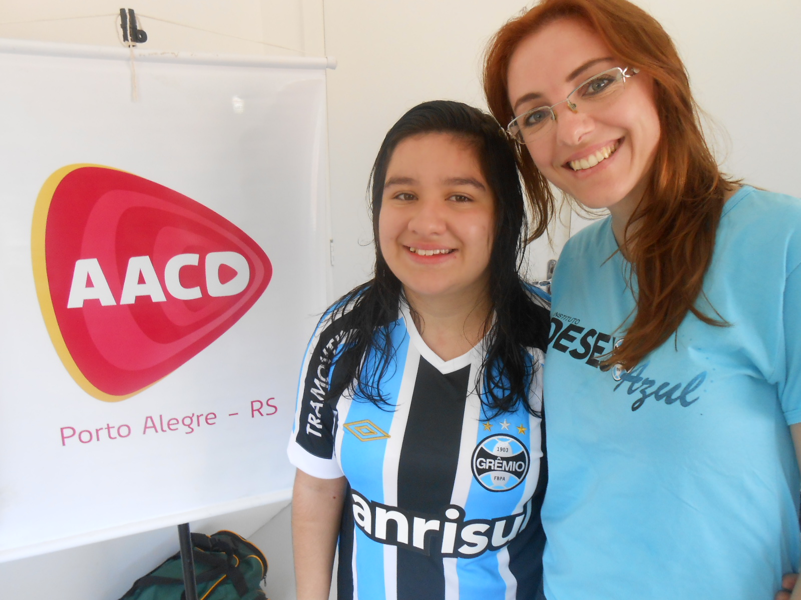 Talita estava tão empolgada com a visita do Desejo Azul que no momento da ação deixava clara a sua felicidade. Tudo porque ele ganhou sua camiseta oficial personalizada com seu nome da voluntária Juliana Ceccon.