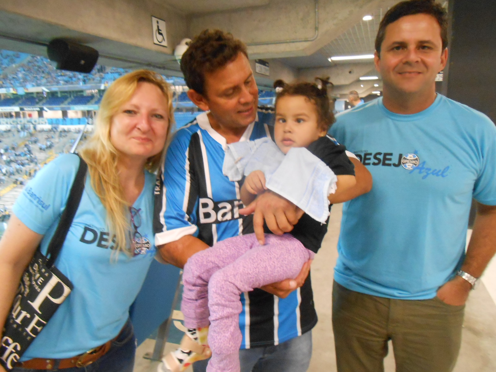 Emilly é de Charqueadas e veio ontem à noite com seu pai e seu tio especialmente a Porto Alegre para conhecer a Arena. Eles que assim como a menina que faz tratamento na AACD também nunca haviam assistido um jogo do Tricolor na Arena estavam eufóricos. Esta ação contou com a participação dos voluntários Gilberto Oxley e Carla Bonalume.