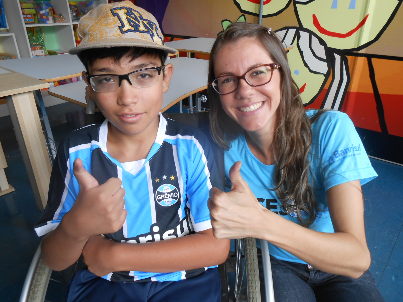 Matheus faz tratamento no Educandário São João Batista. O garoto gremistão foi vestido para a ação com uma camiseta do Grêmio de um modelo bem antigo. Desejava uma novinha, atual, aquelas que os jogadores usam. Pois com a colaboração da voluntária Aline Vogt levamos uma atual personalizada com seu nome.