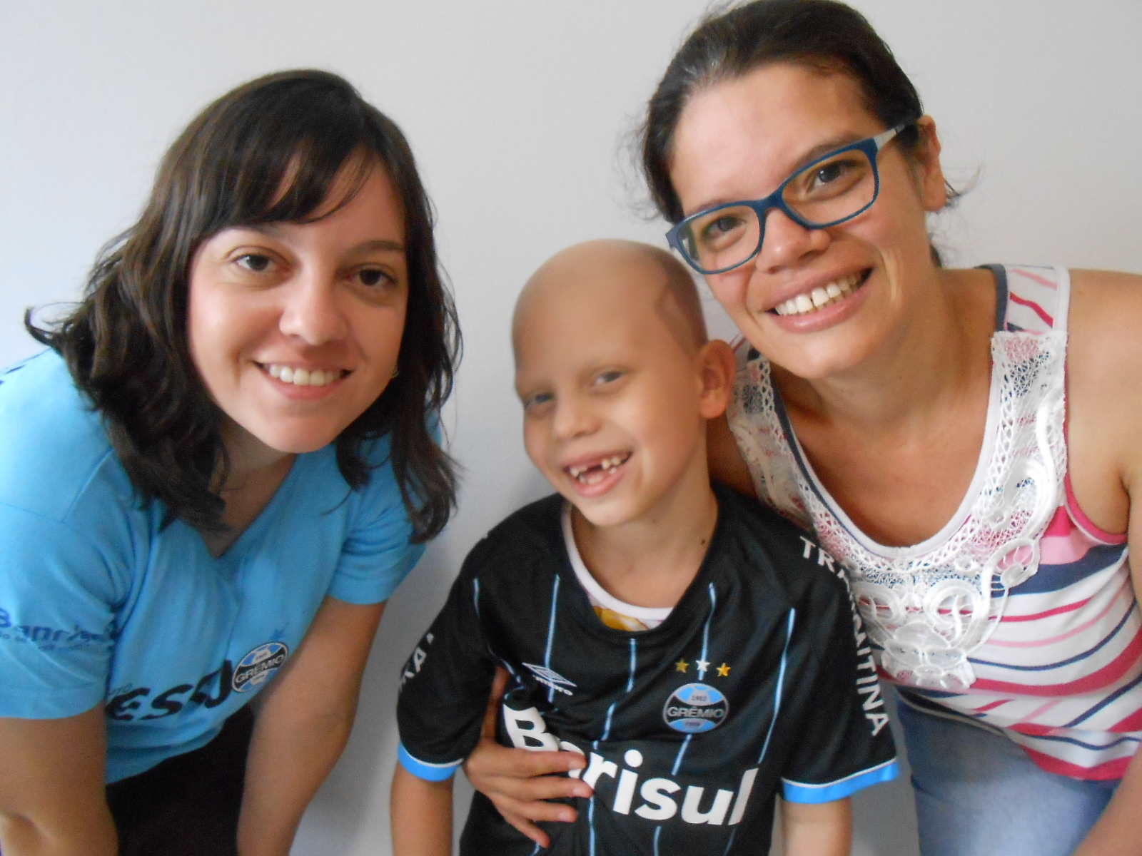 Nicole tem 6 anos e está no final de seu tratamento de saúde. O sorriso largo da menina nas fotos não esconde toda sua alegria e simpatia. Nicole queria uma camiseta oficial do Grêmio e ganhou graças a voluntária Caroline Flores. Saúde Nicole!