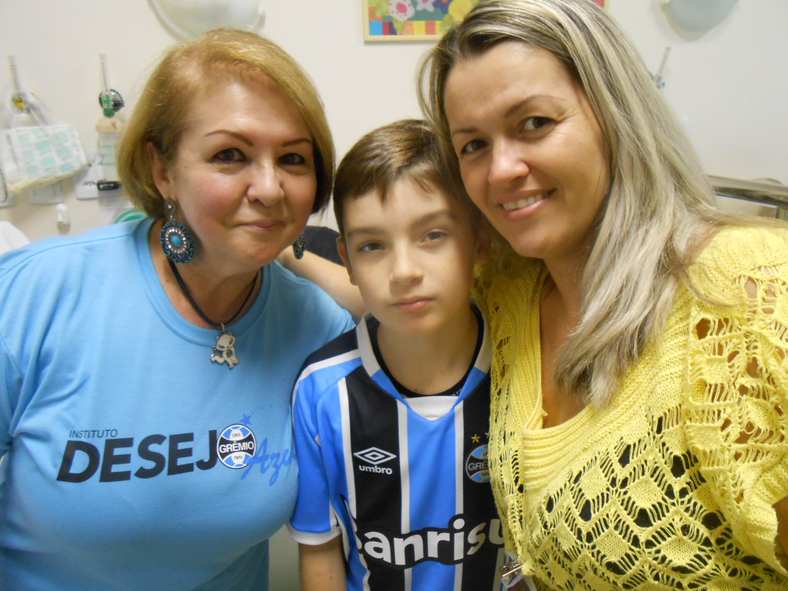 Lucas faz tratamento no Instituto de Cardiologia. Está recuperando o seu grande coração azul. Pronto para logo em seguida entrar em campo novamente. Seu desejo era ganhar uma camiseta do Grêmio que foi possível graças a voluntária Neiva Bacedo