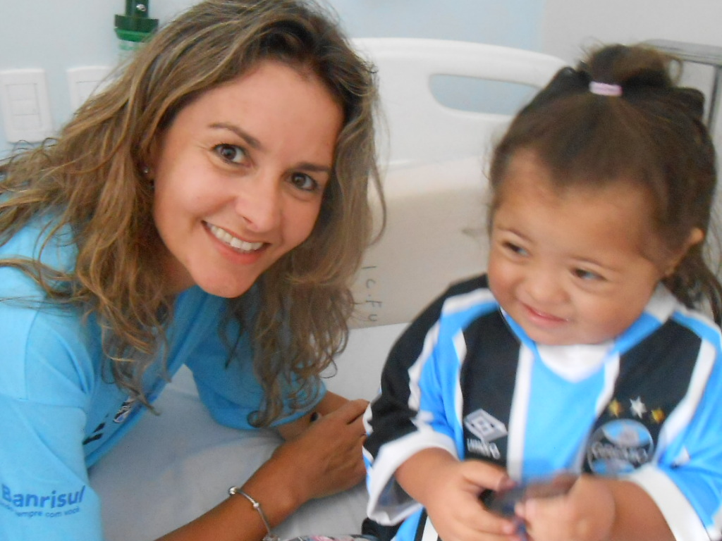 Kamile é uma linda e querida gremistinha que faz tratamento no Instituto de Cardiologia. Ganhou sua Páscoa azul antecipada da voluntária Luciana Rambo que levou para ela uma camiseta do Grëmio personalizada com seu nome.