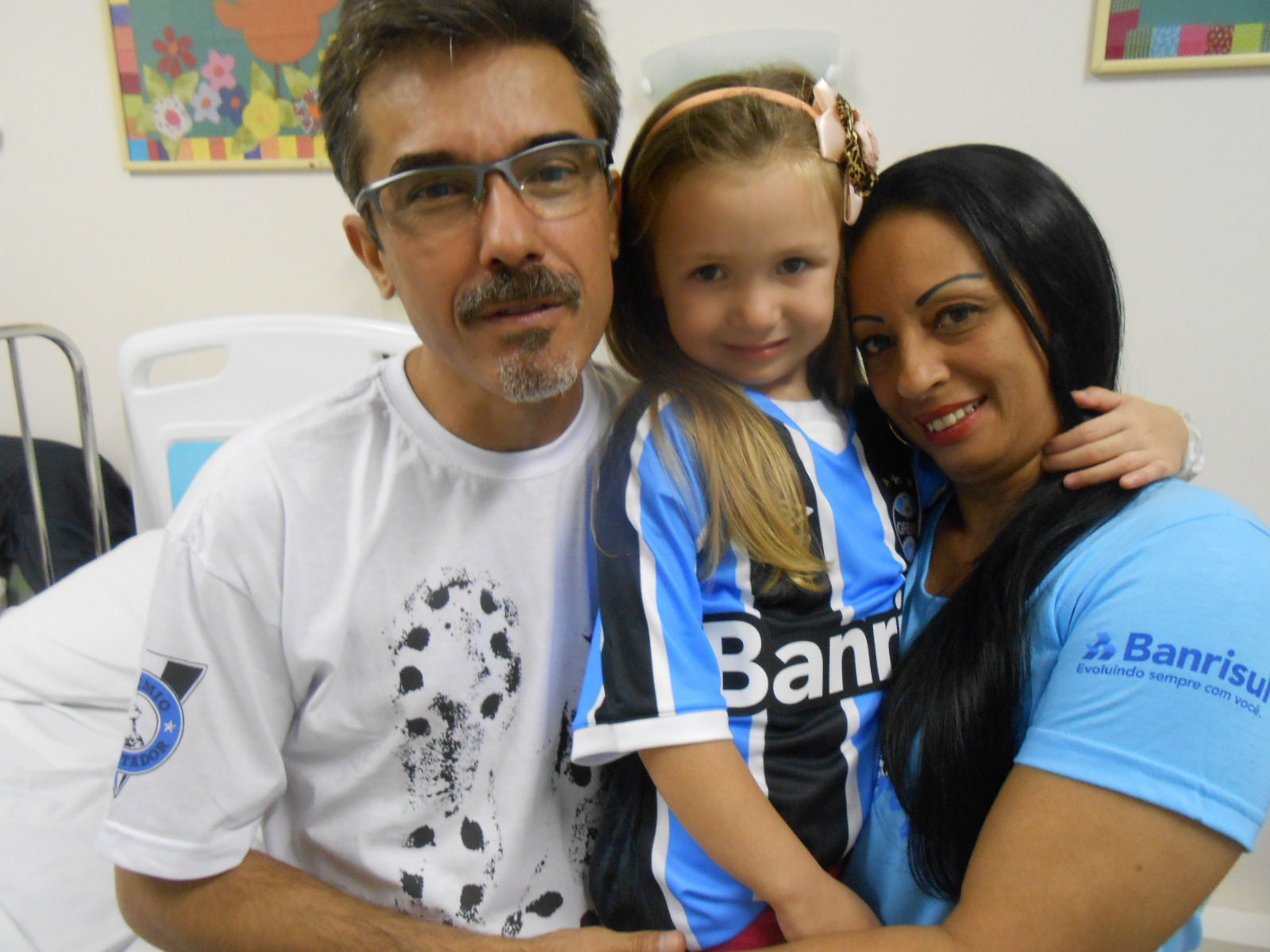 Valentina tem três anos e faz tratamento no Instituto de Cardiologia. É uma brava guerreira como toda gremista. Com ajuda dos voluntários Cassia Martins e Gérson Bolívarlevamos até a menina uma camiseta oficial personalizada com seu nome.