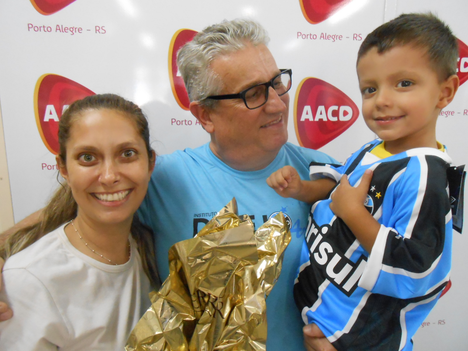 Pedro Henrique faz tratamento na AACD. O menino vibrou com mais uma vitória do Tricolor no domingo com a camiseta personalizada que ganhou do voluntario Adair Dalenoeari.